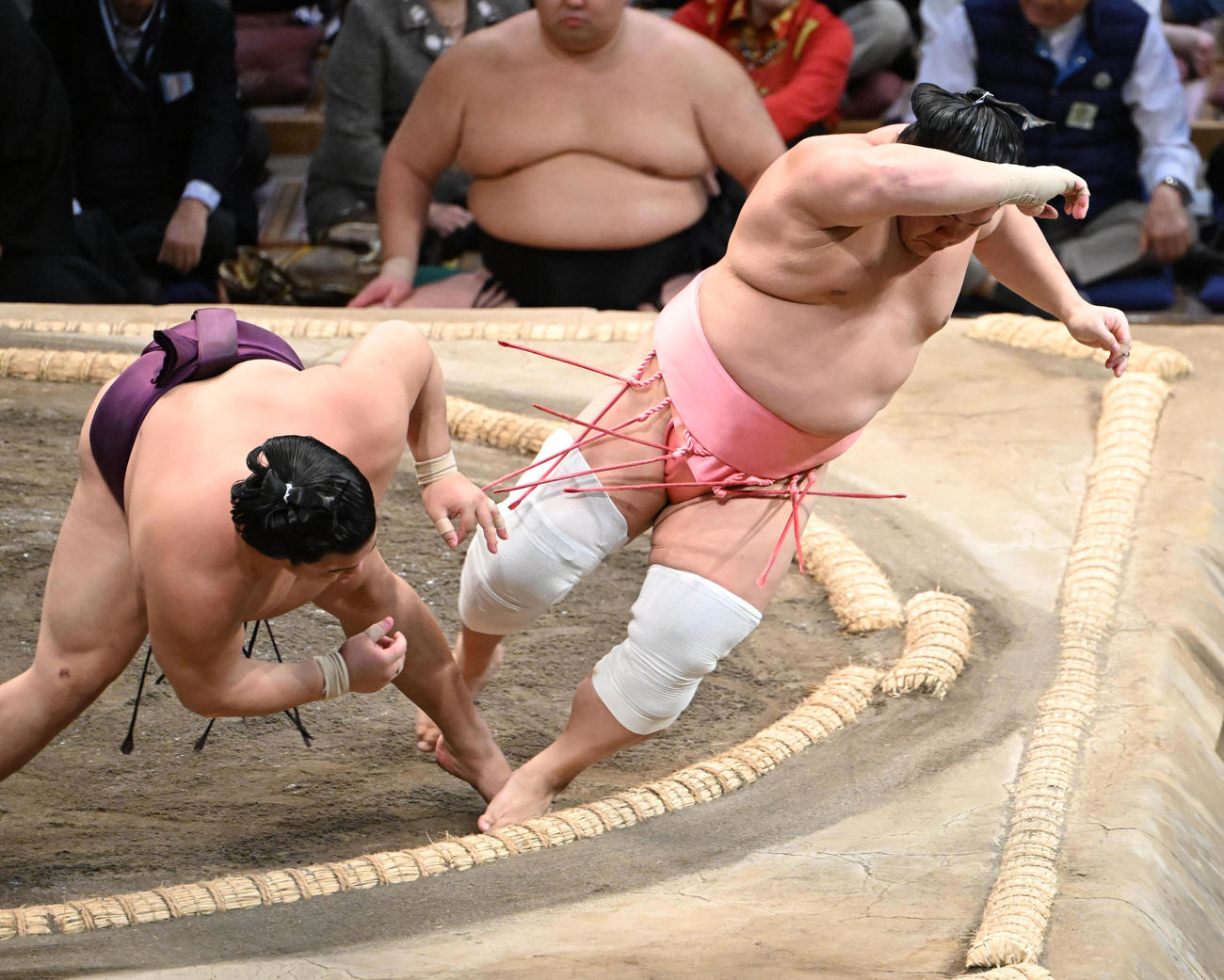 宇良と平戸海の1番は取り直し（撮影・和賀正仁）