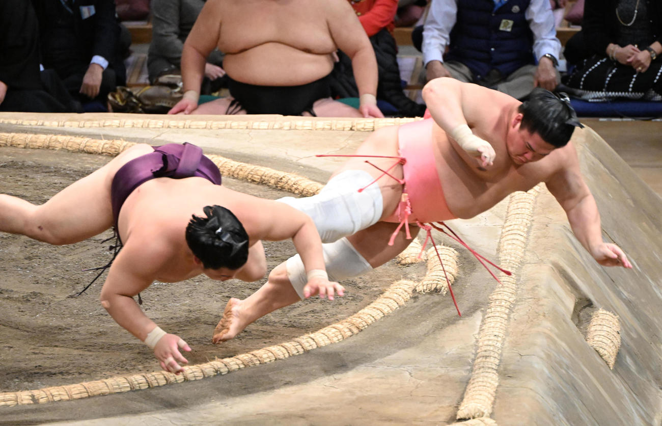 宇良と平戸海の1番は取り直し（撮影・和賀正仁）
