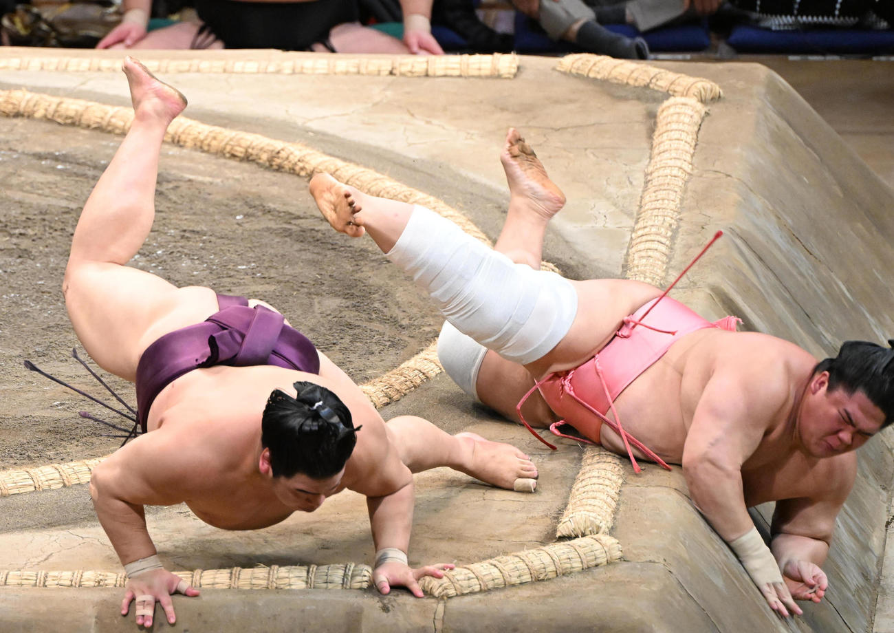 宇良と平戸海の1番は取り直し（撮影・和賀正仁）