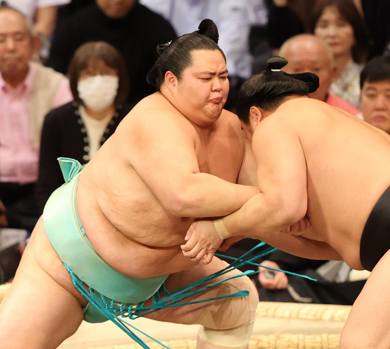 大相撲九州場所　11日目　押し出しで若元春を破った琴桜（左）（撮影・梅根麻紀）