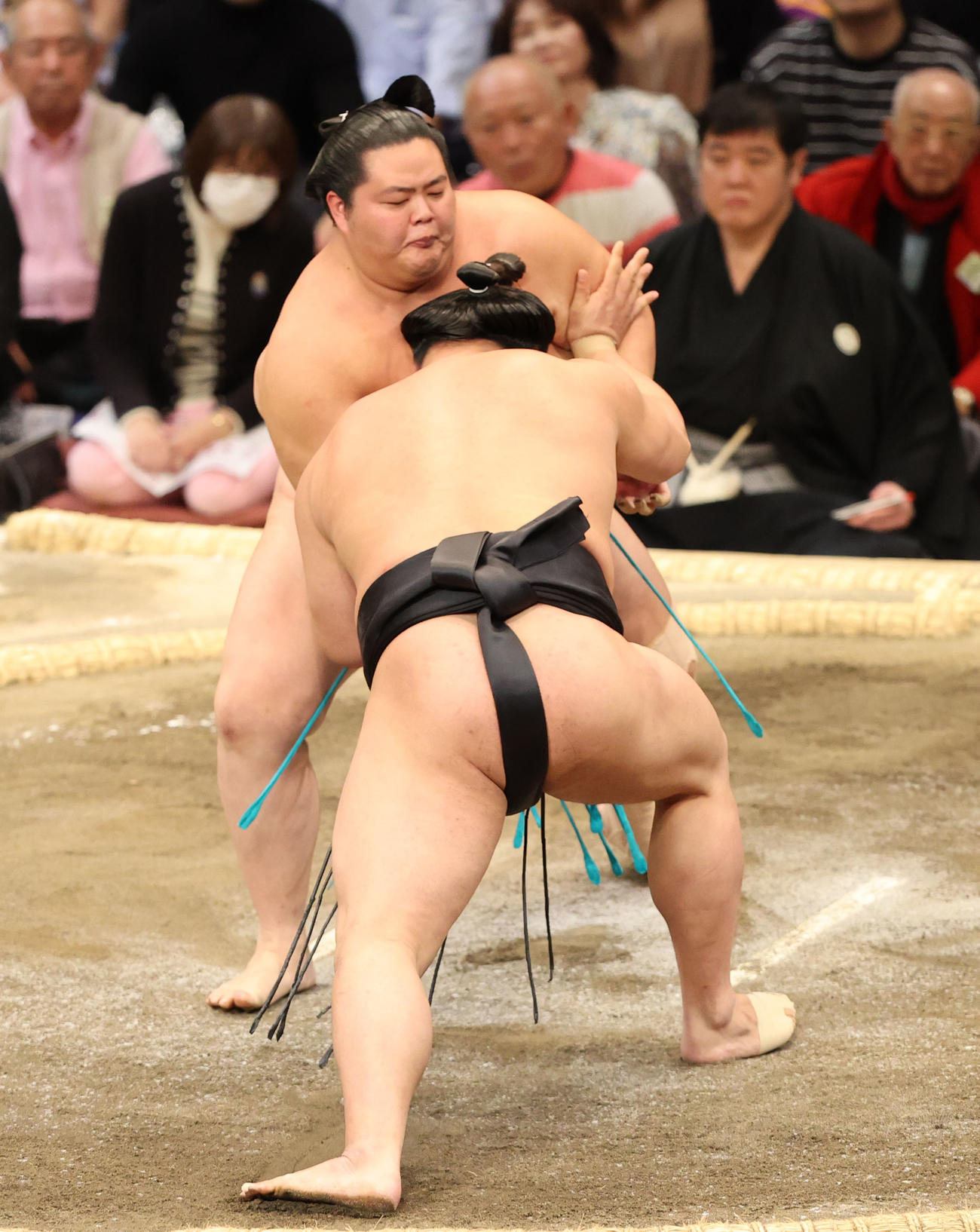 大相撲九州場所　11日目　押し出しで若元春を破った琴桜（奥）（撮影・梅根麻紀）