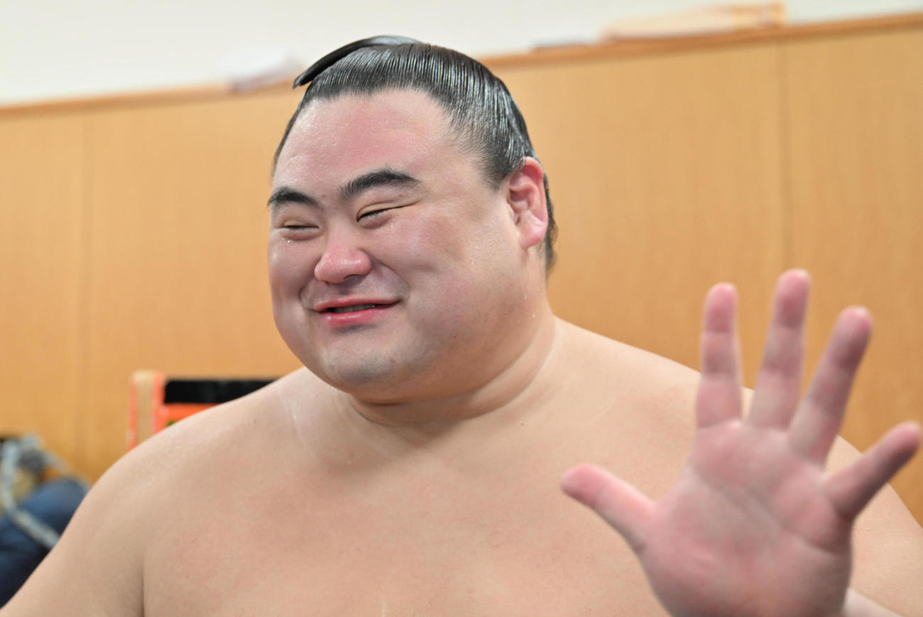 支度部屋で笑顔を見せる隆の勝