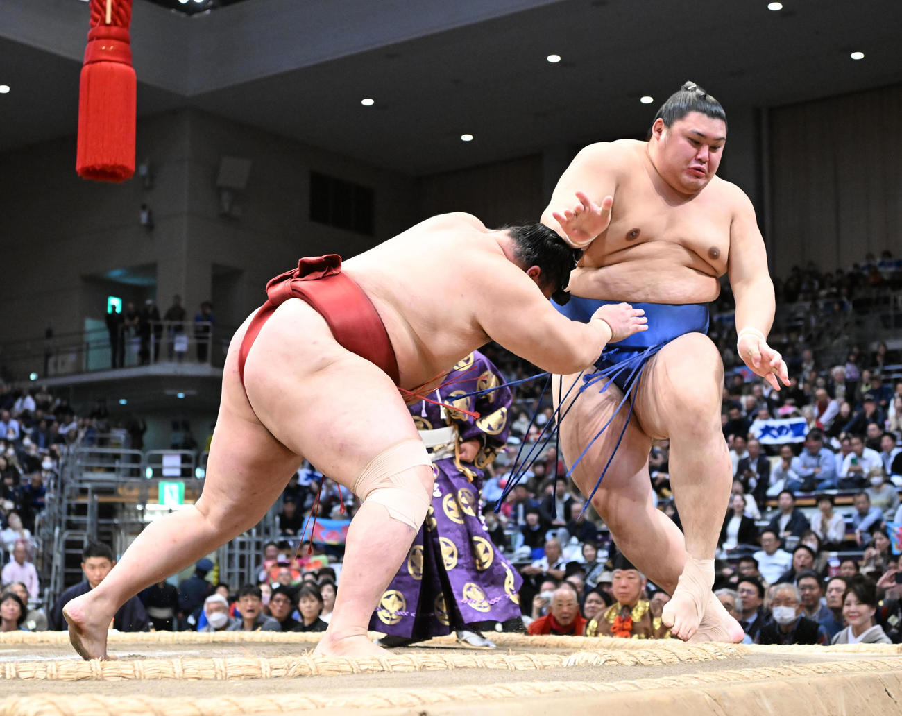 隆の勝（左）は寄り切りで大の里を破る（撮影・和賀正仁）