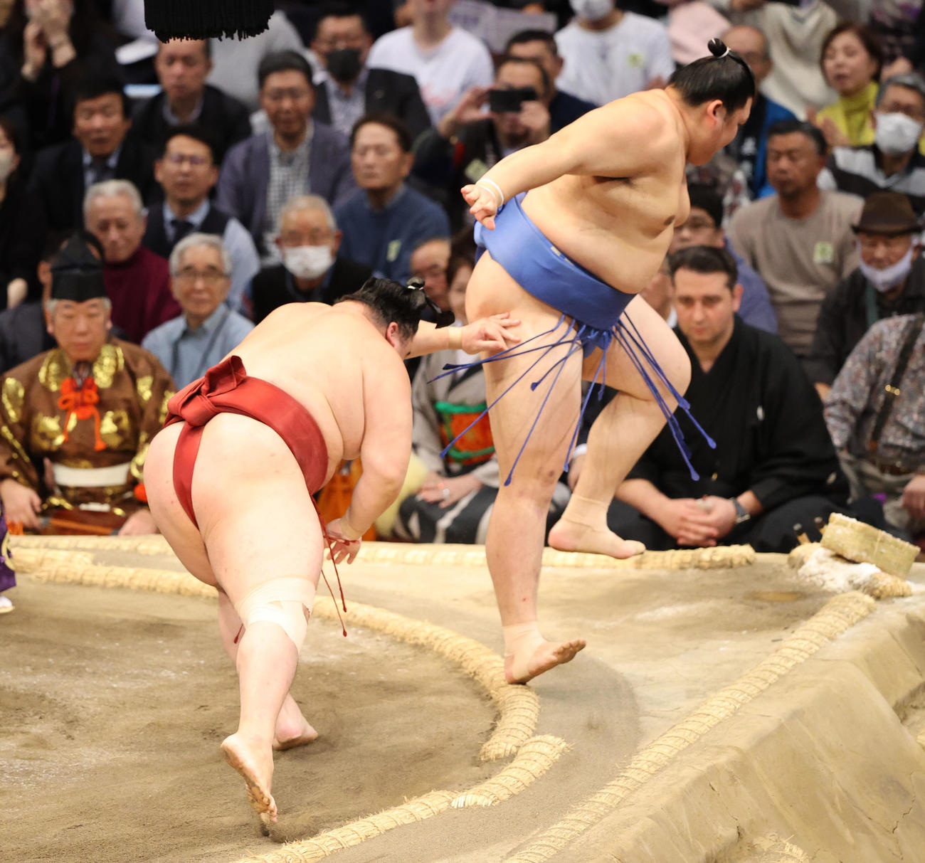 大相撲九州場所　11日目　押し出しで大の里を破る隆の勝（撮影・梅根麻紀）
