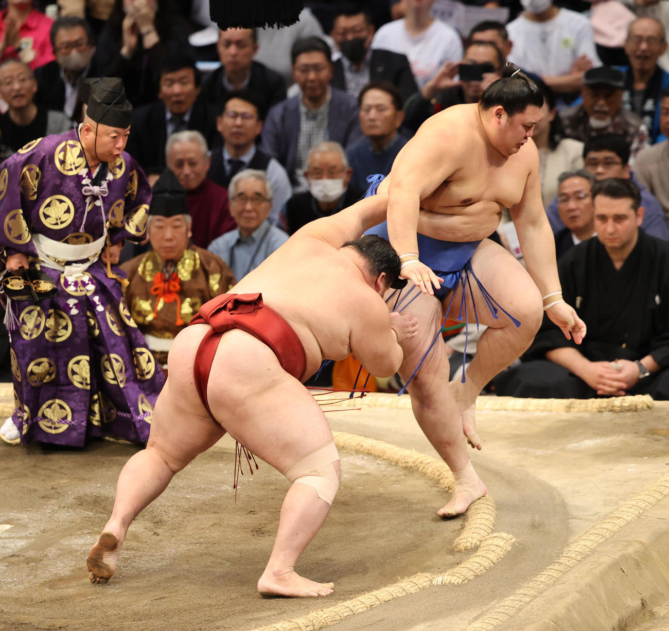 大相撲九州場所　11日目　押し出しで大の里を破る隆の勝（撮影・梅根麻紀）
