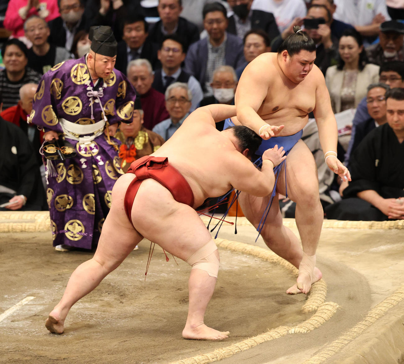 大相撲九州場所　11日目　押し出しで大の里を破る隆の勝（撮影・梅根麻紀）