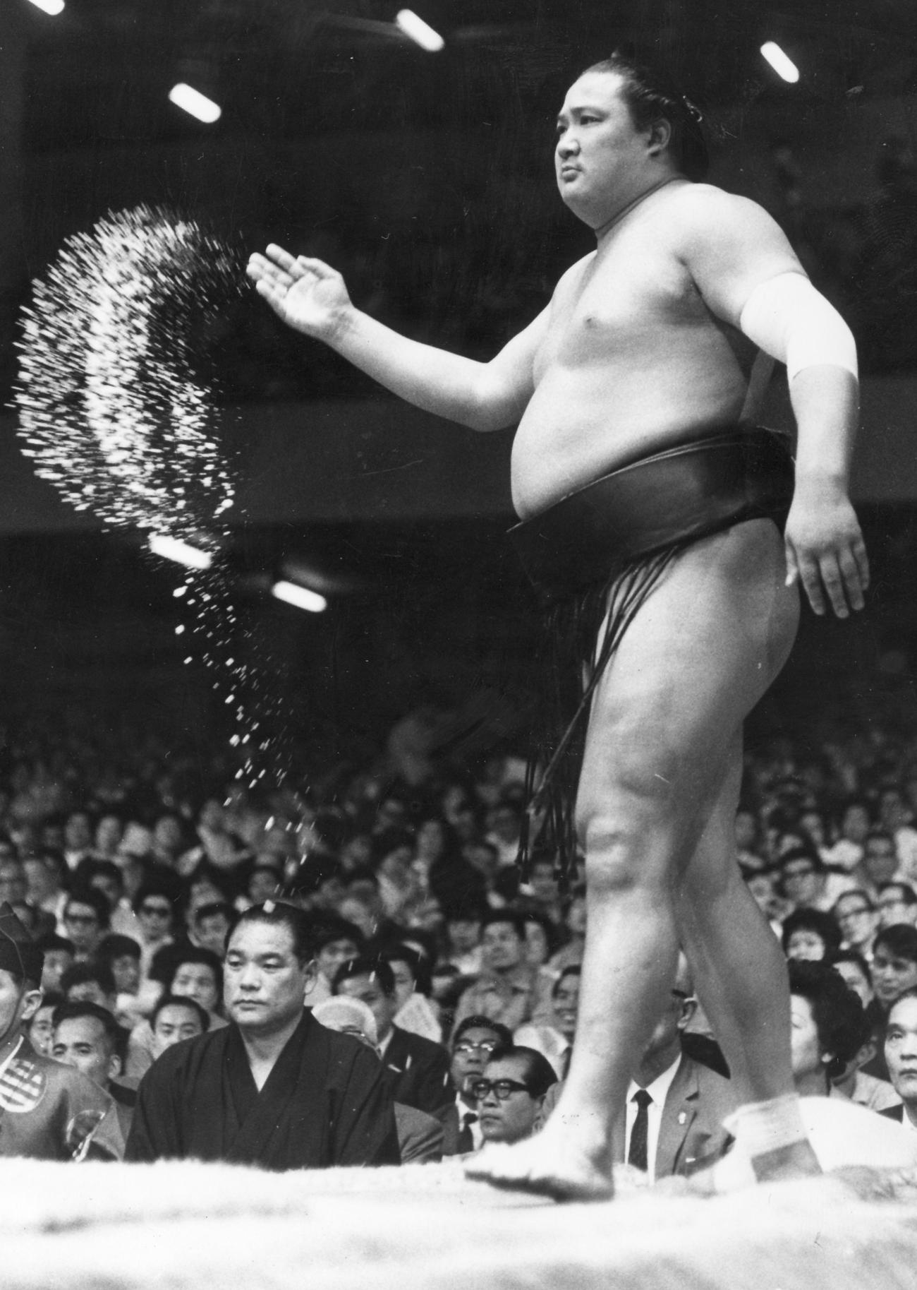 塩をまく北の富士（撮影日不明）