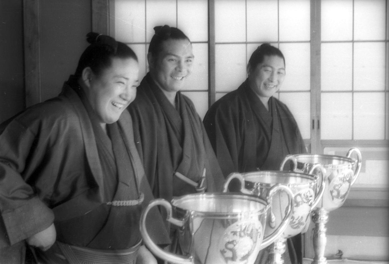 日刊スポーツ新聞社制定第7回年間三賞　左から技能賞北の富士（初）、殊勲賞明武谷（初）、敢闘賞清国（初）（1964年12月26日）