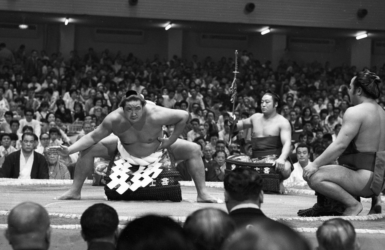 名古屋場所初日で土俵入りする北の富士（1971年9月12日）