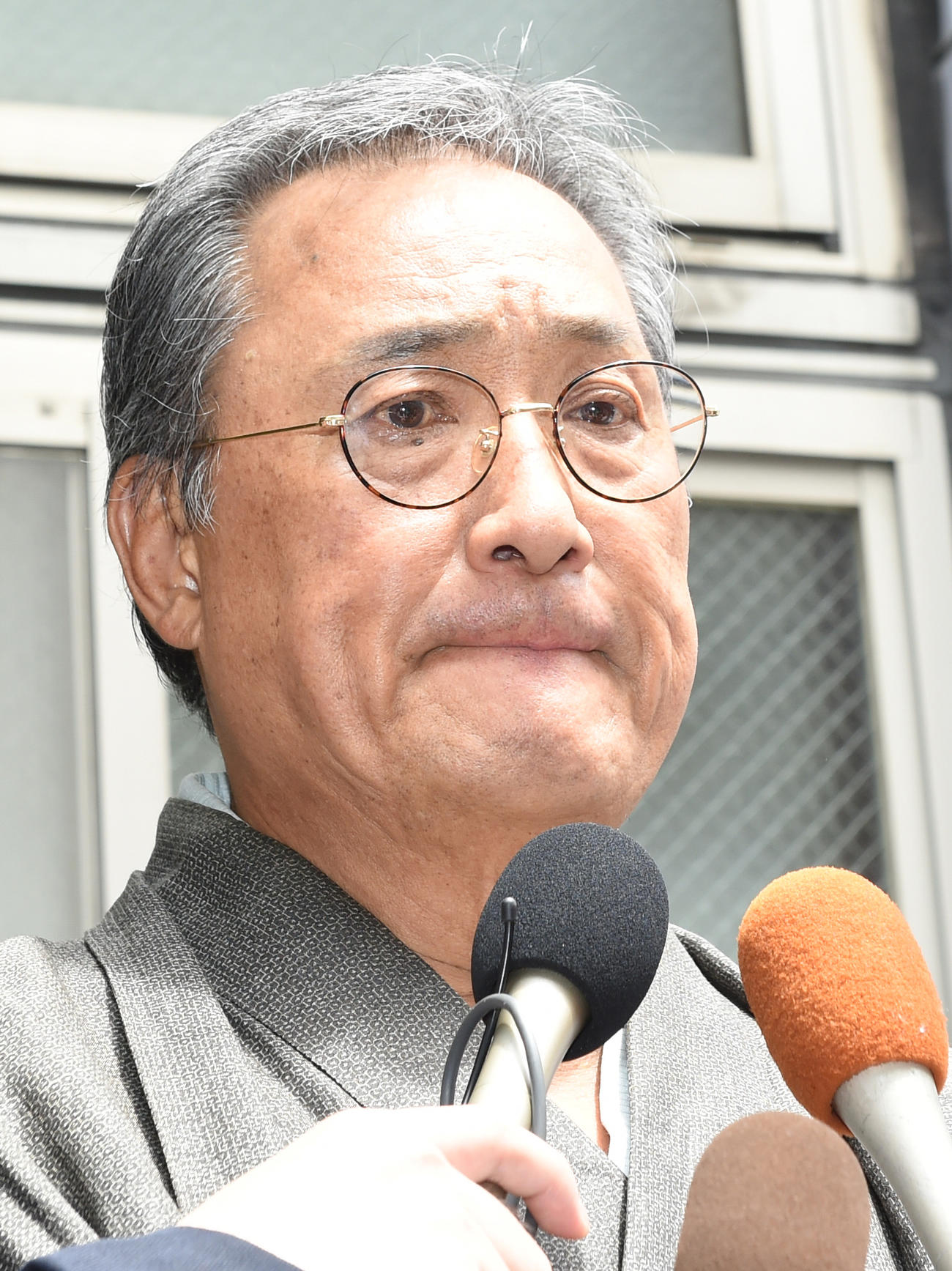 九重部屋に弔問に訪れた元横綱の北の富士氏は囲み取材で、言葉を詰まらせる（2016年8月1日撮影）