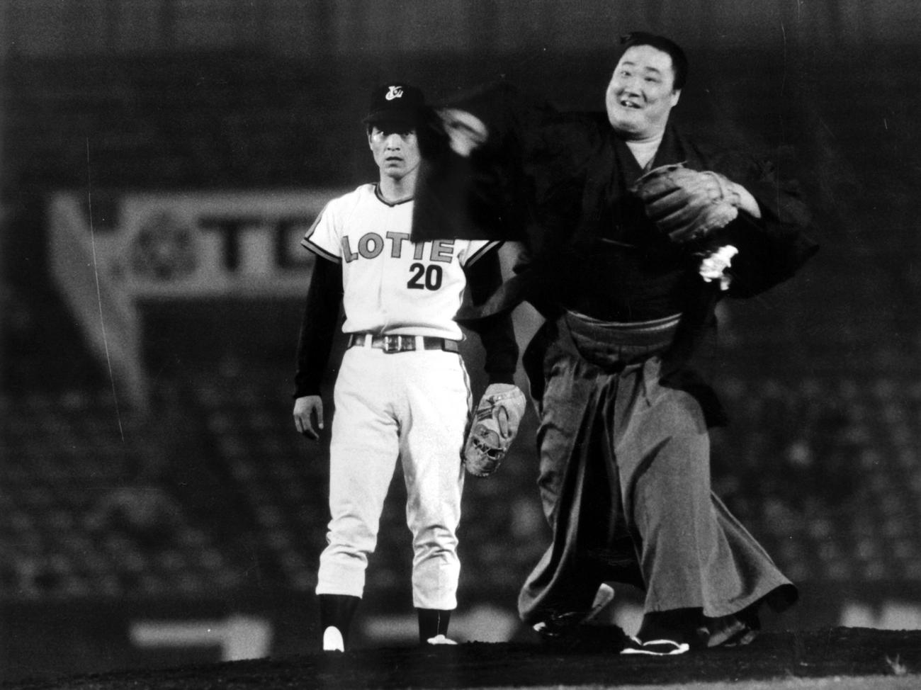 ロッテ対阪急の始球式を行う羽織袴姿の北の富士（1973年4月20日）