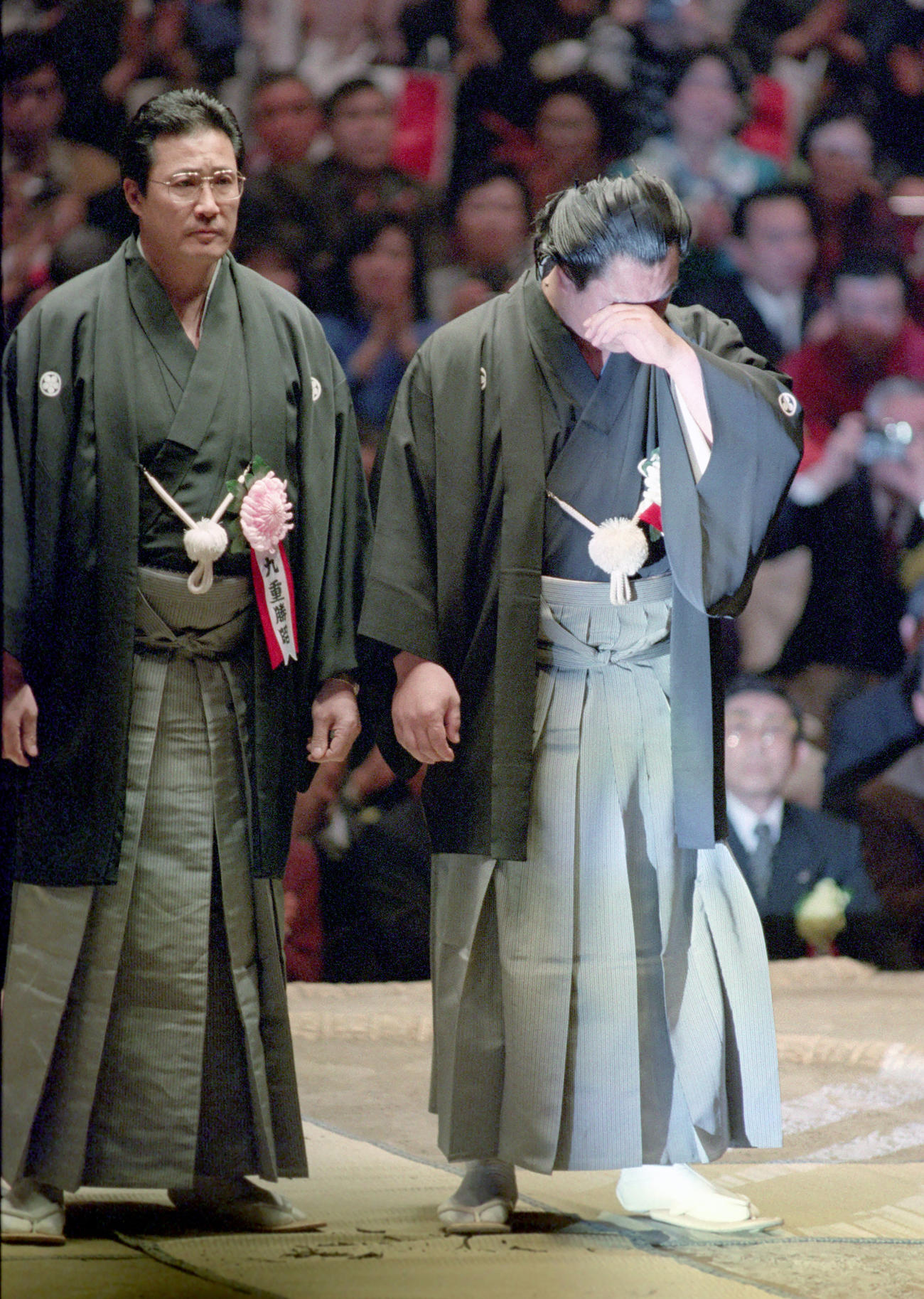 断髪を終え涙をぬぐう58代横綱千代の富士（右＝のち九重親方）、左は師匠の九重親方（52代横綱北の富士）。断髪式には1万1000人が集まり、371人がはさみを入れた（1992年2月1日）