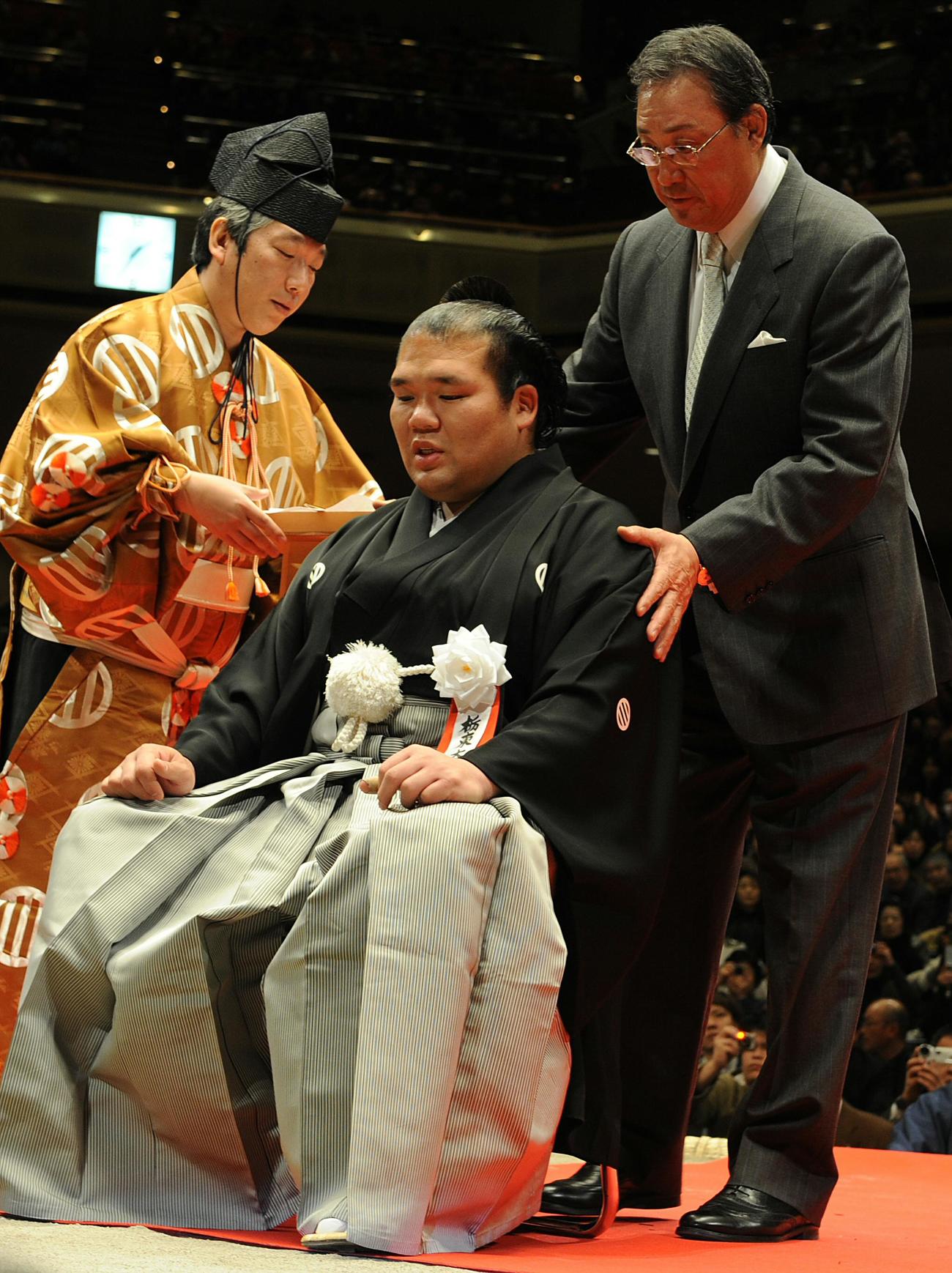 栃東引退相撲　断髪式で栃東親方に声をかける北の富士氏（08年02月02日）
