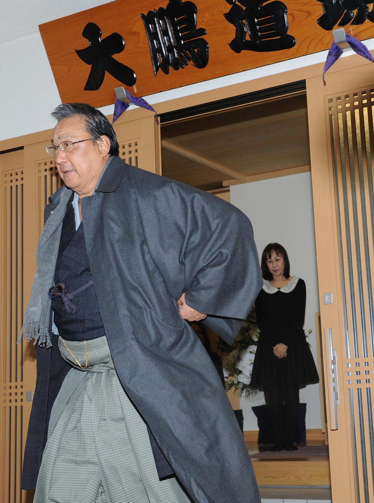 大嶽部屋に弔問に訪れた北の富士氏（手前）を見送る芳子夫人（2013年1月20日撮影）