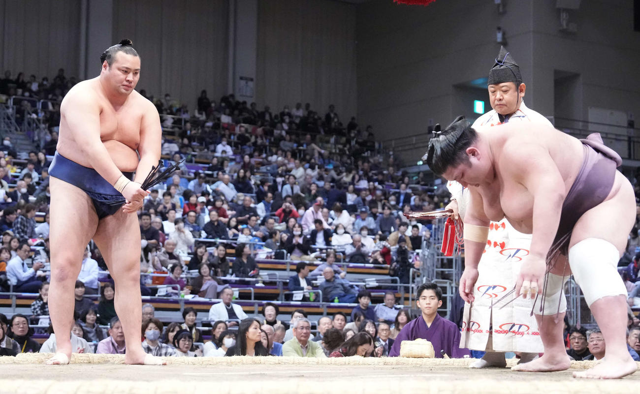 北の若（左）は紫雷を押し倒しで破る（撮影・小沢裕）