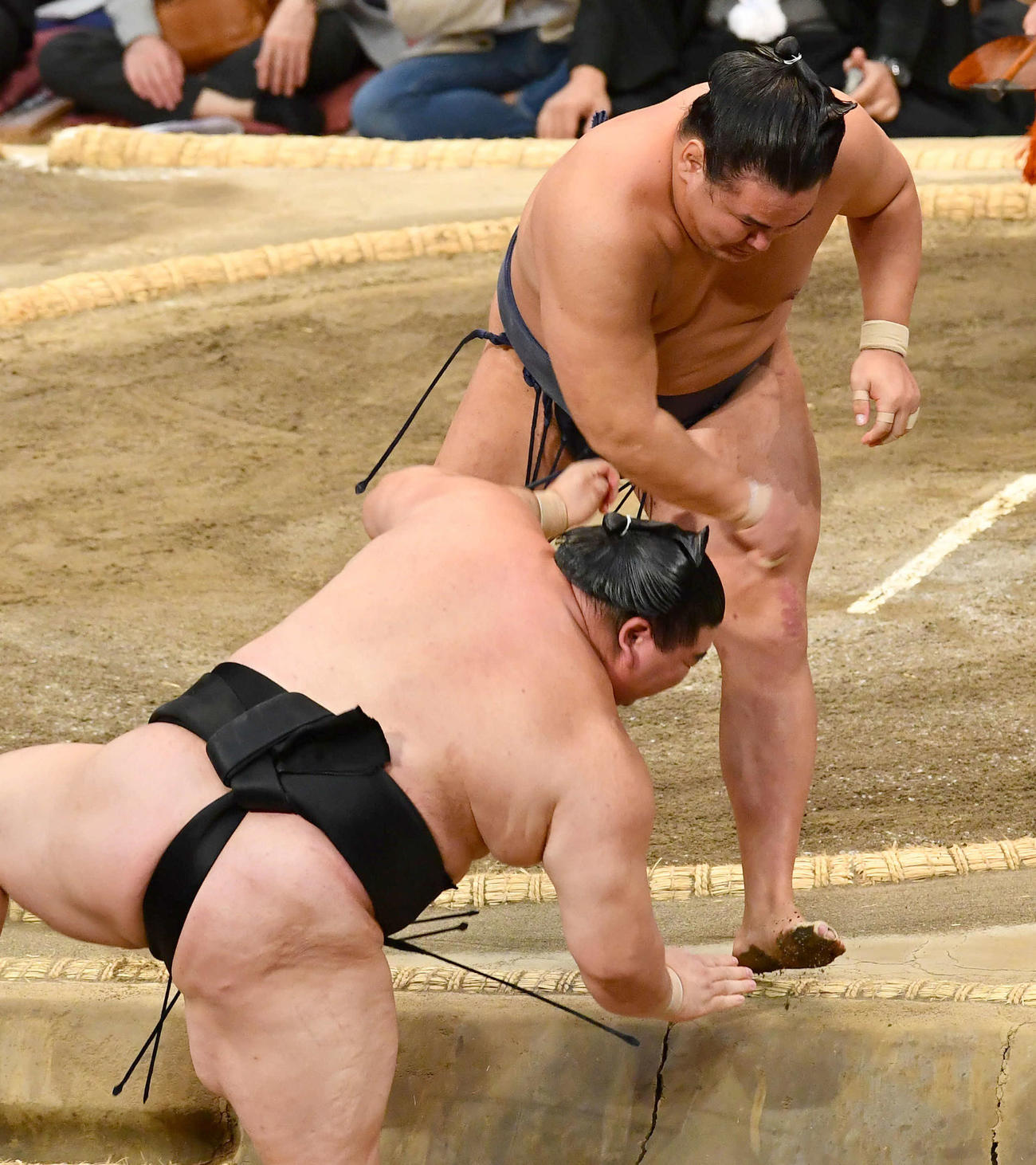 大相撲九州場所12日目　豊昇龍（右）は正代を寄り切りで破る（撮影・岩下翔太）