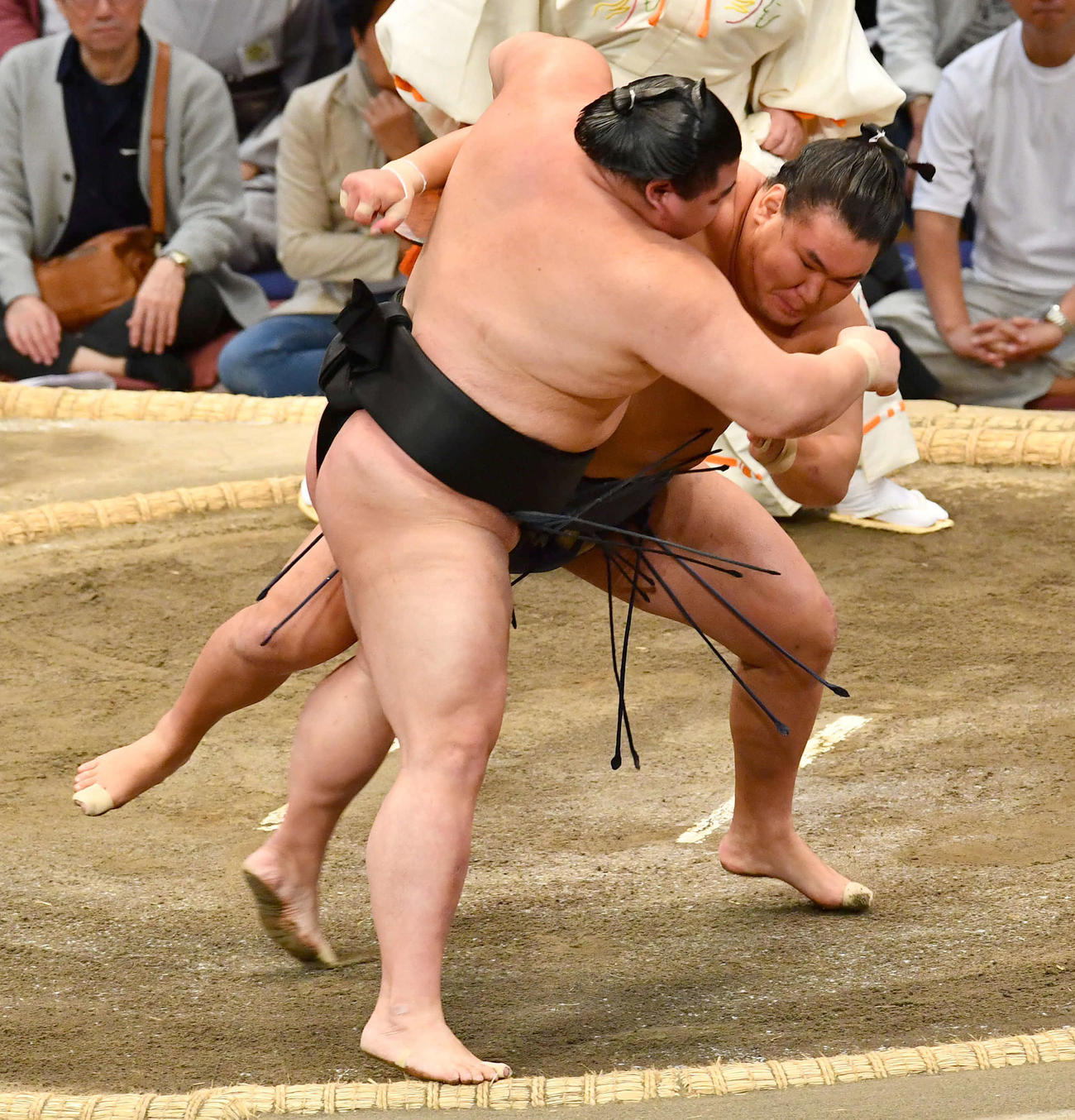大相撲九州場所12日目　豊昇龍（右）は正代を寄り切りで破る（撮影・岩下翔太）