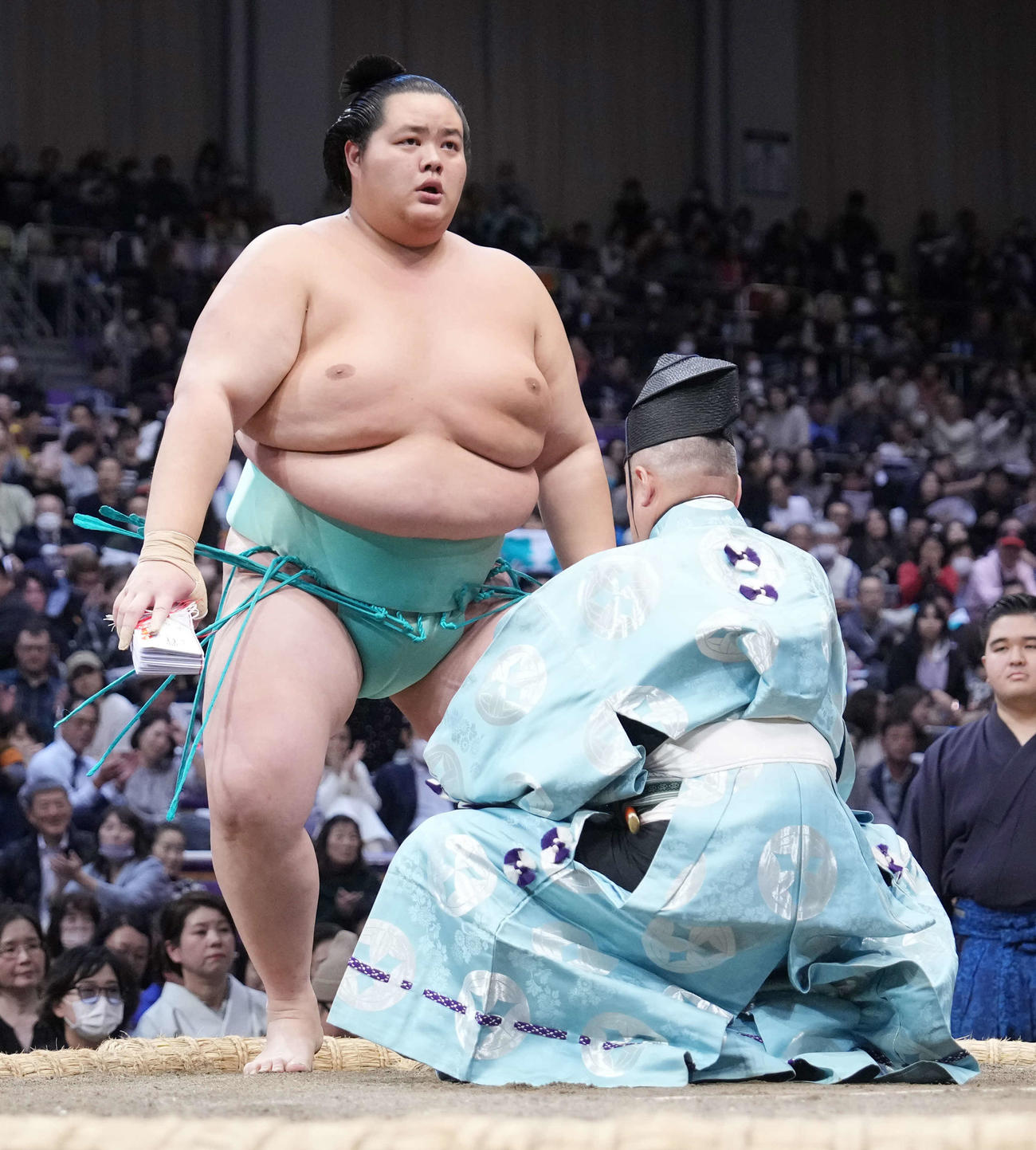 大栄翔（右）を押し出しで破り、1敗を死守した琴桜（撮影・小沢裕）