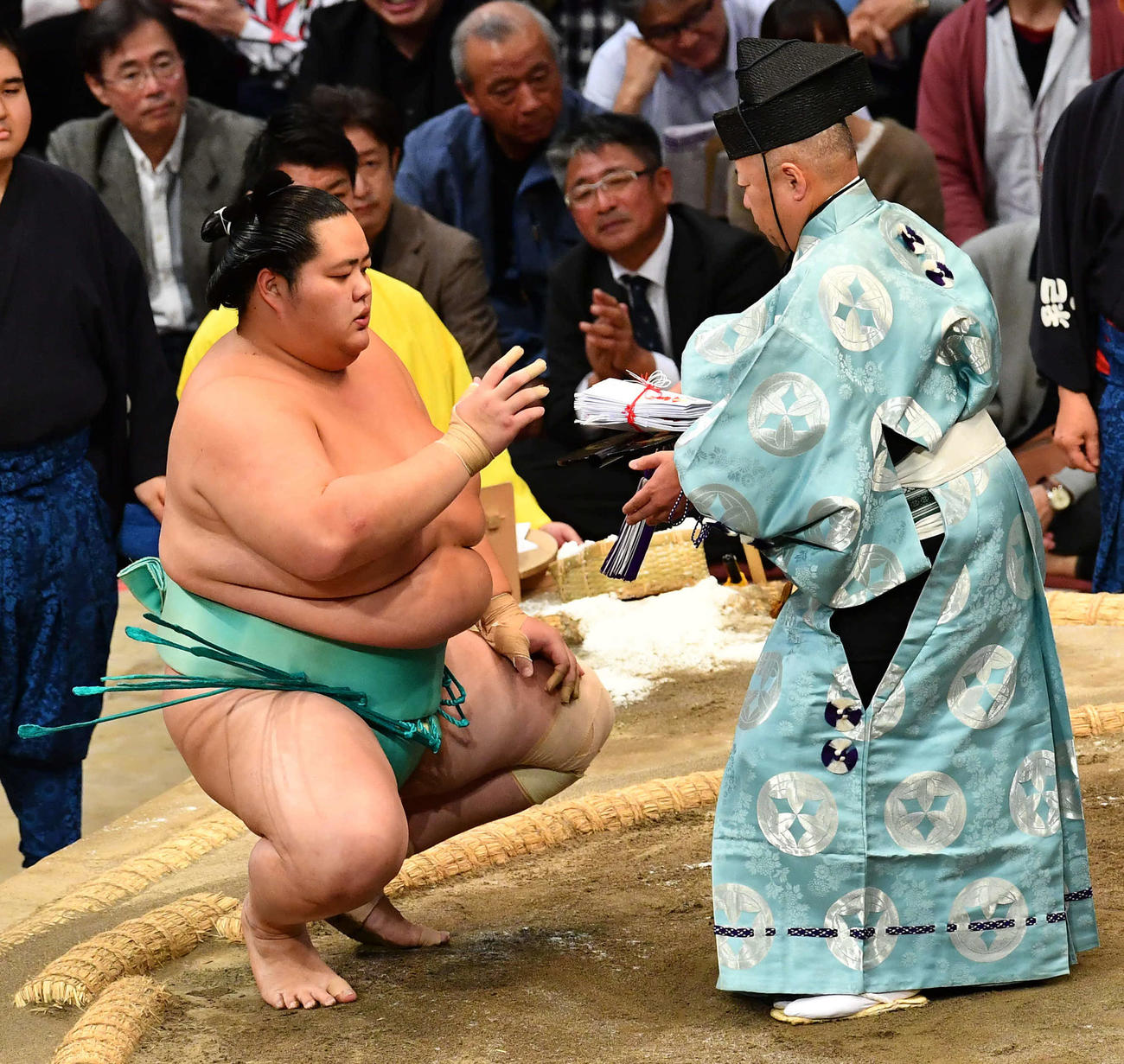大相撲九州場所12日目　押し出しで大栄翔を破り、懸賞を受け取る琴桜（撮影・岩下翔太）