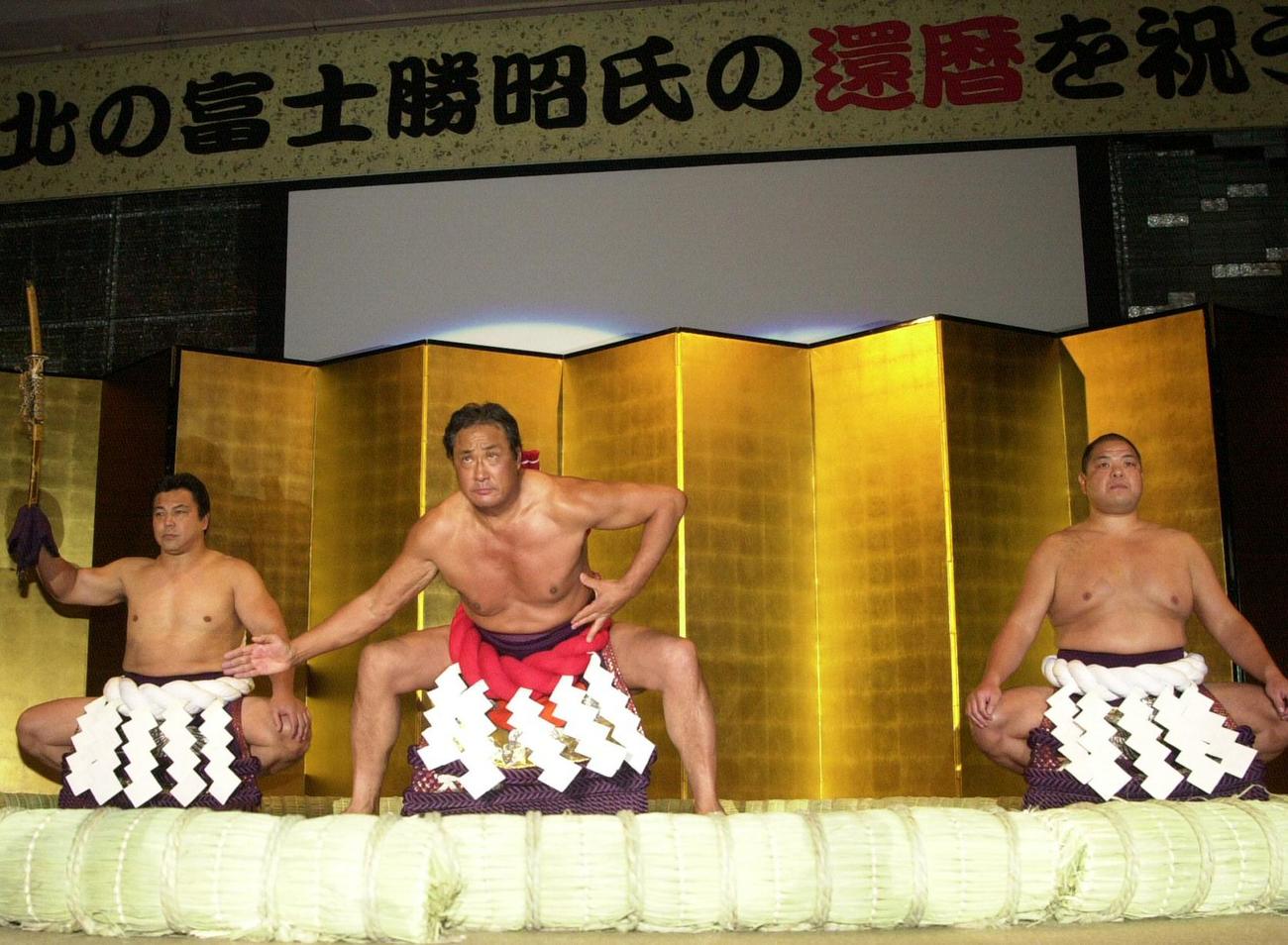 元横綱・北の富士勝昭氏（中央）はかつての弟子の九重親方（元横綱千代の富士、左）と八角親方（元横綱北勝海、右）の元横綱を従え、還暦を感じさせない力強い土俵入りを披露する（2002年2月23日）