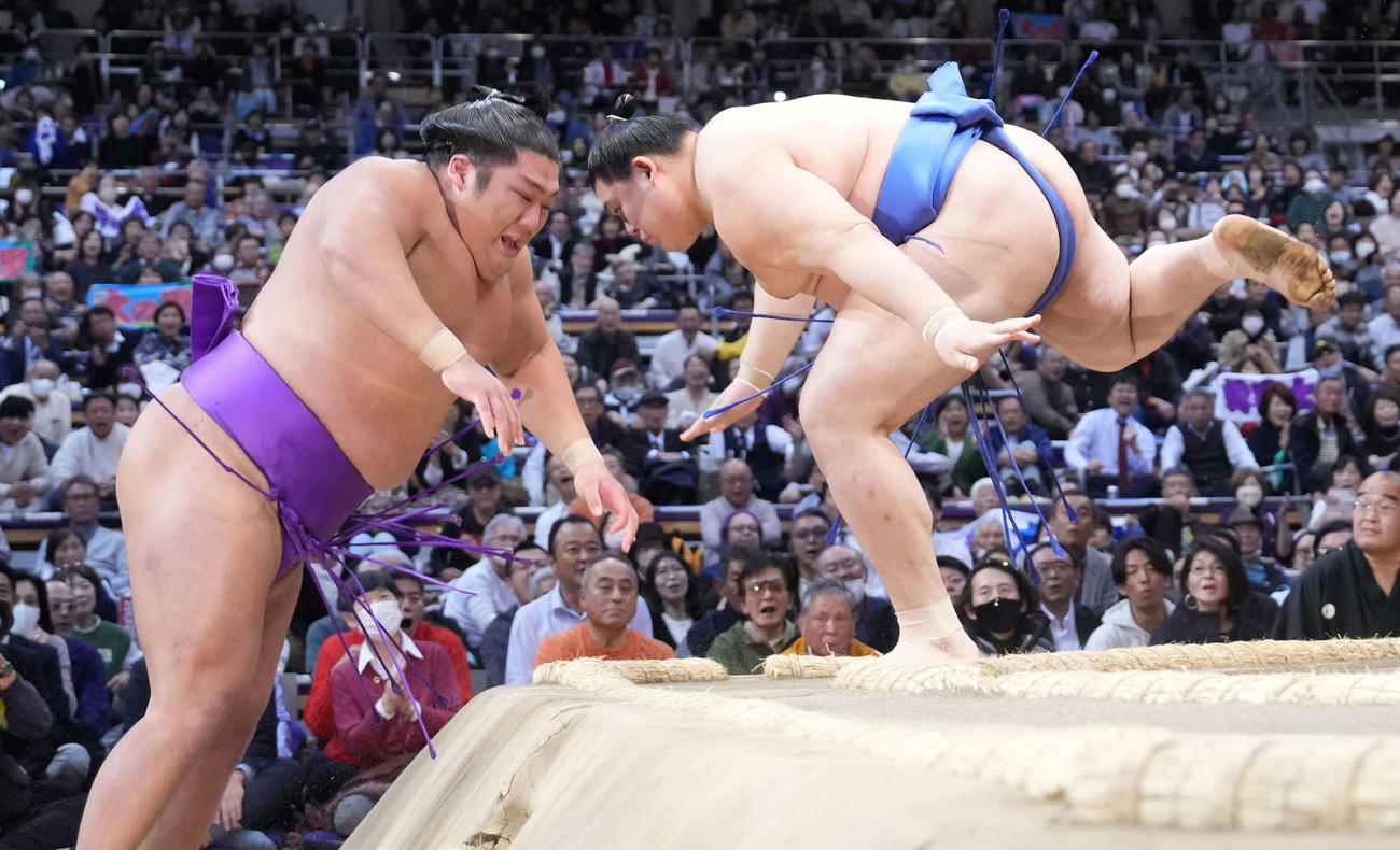 大の里（右）は押し出しで尊富士を破る（撮影・小沢裕）