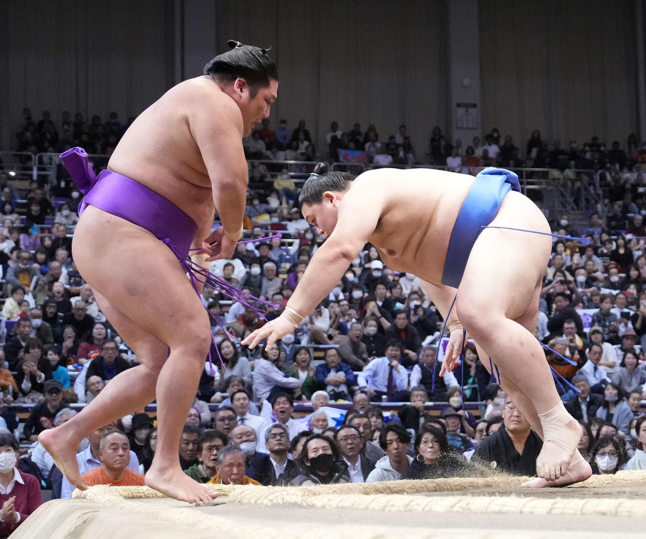 大の里（右）は押し出しで尊富士を破る（撮影・小沢裕）