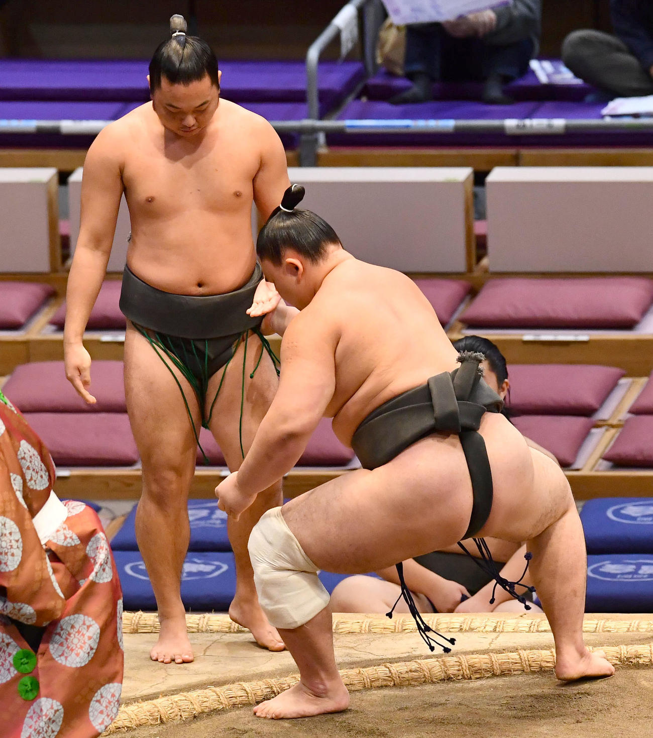 大相撲九州場所13日目　寄り切りで霧乃華（左）を破り、序ノ口優勝を決めた豪ノ湖（撮影・岩下翔太）