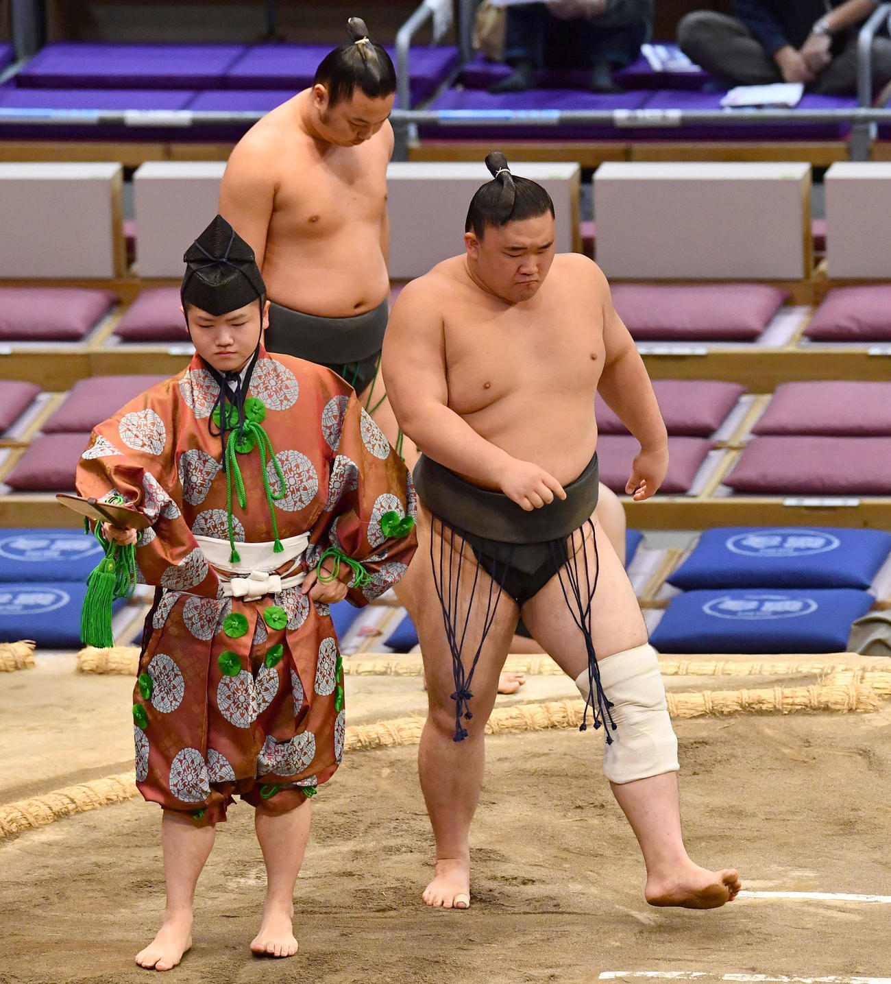 大相撲九州場所13日目　寄り切りで霧乃華（左）を破り、序ノ口優勝を決めた豪ノ湖（撮影・岩下翔太）