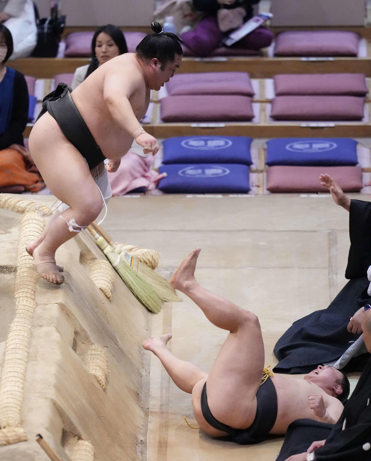 炎鵬（右）は藤闘志に押し出しで破れる（撮影・小沢裕）