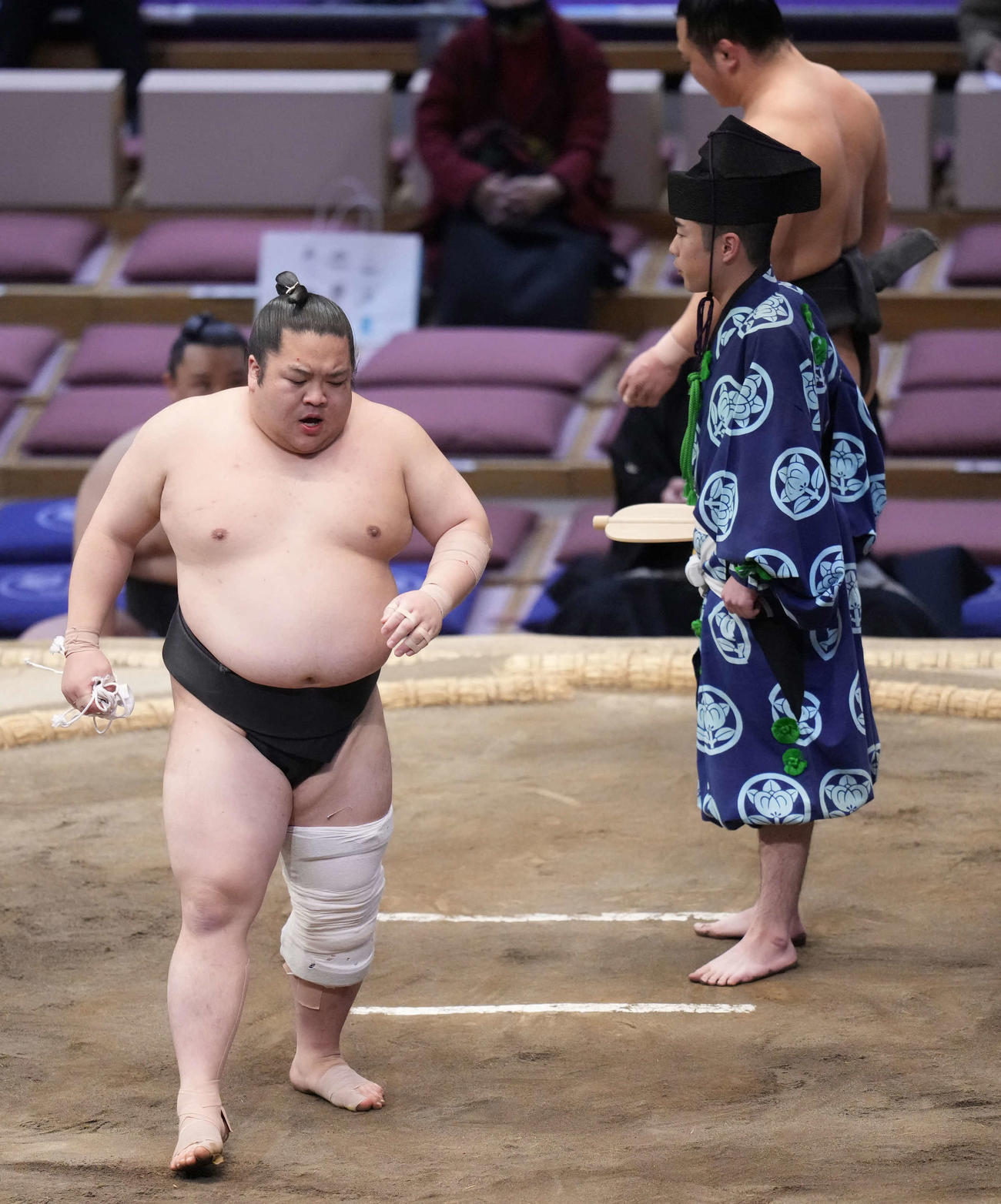 炎鵬（後方右）を押し出しで破り三段目優勝を決めた藤闘志（撮影・小沢裕）