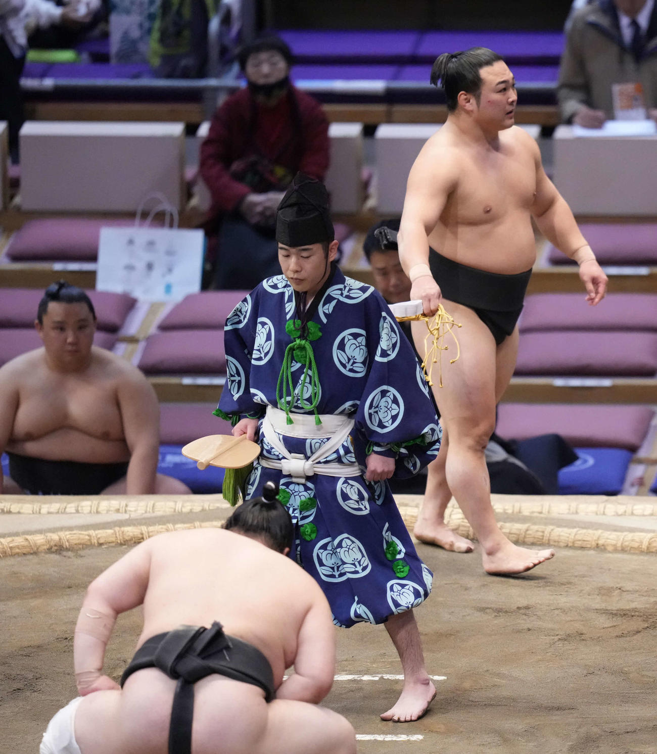 藤闘志（手前左）に押し出しで敗れ三段目優勝を逃した炎鵬は悔しそうな表情を見せる（撮影・小沢裕）