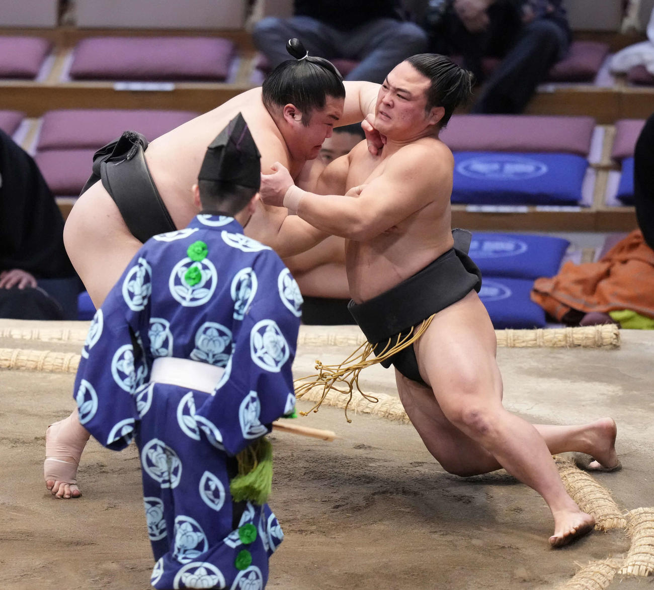 炎鵬（右）は藤闘志に押し出しで破れ三段目優勝を逃す（撮影・小沢裕）