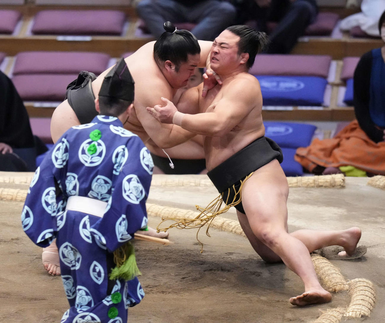 炎鵬（右）は藤闘志に押し出しで破れ三段目優勝を逃す（撮影・小沢裕）