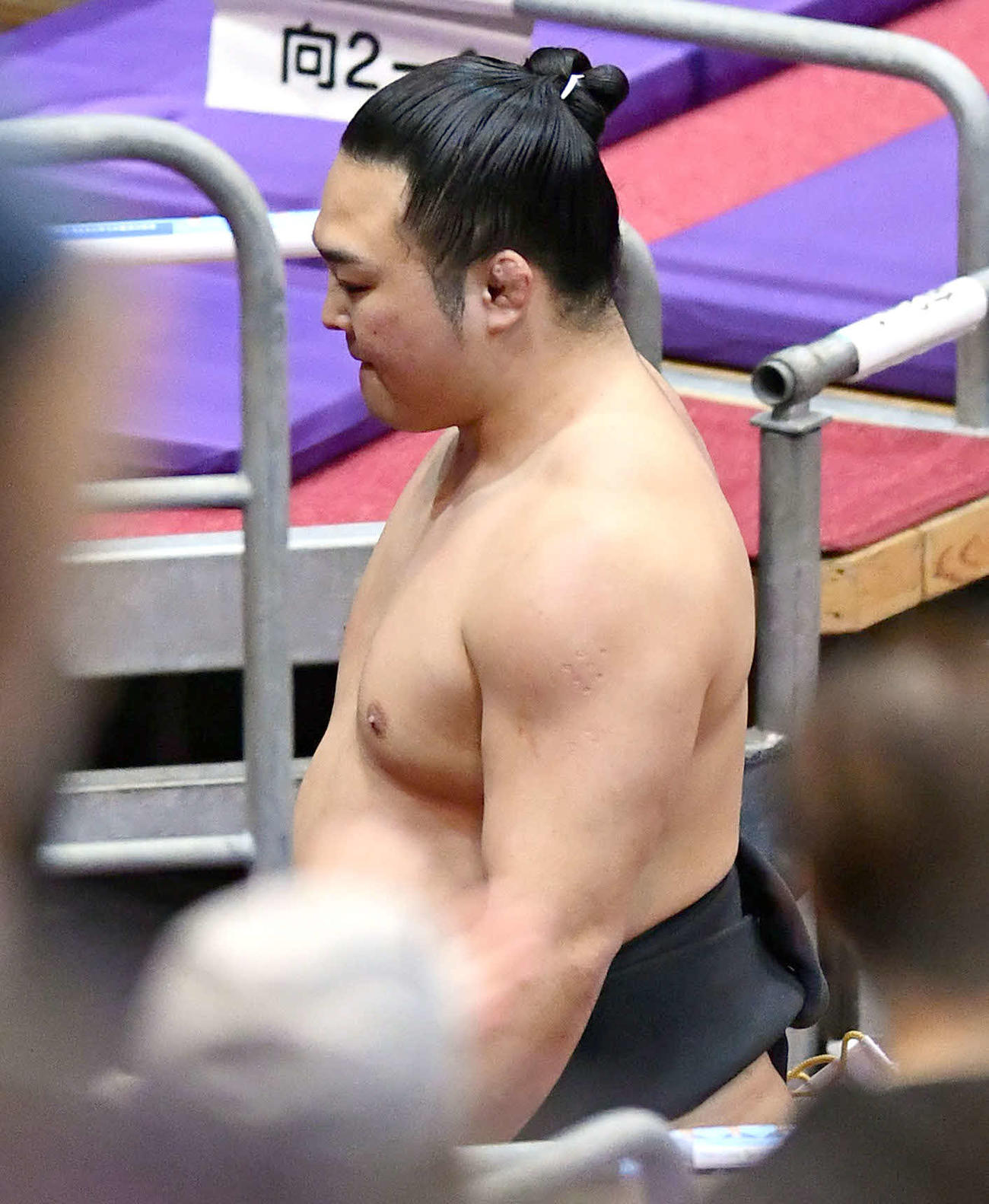 大相撲九州場所13日目　三段目優勝決定戦で藤闘志に敗れ、悔しそうな表情で花道を引き揚げる炎鵬（撮影・岩下翔太）