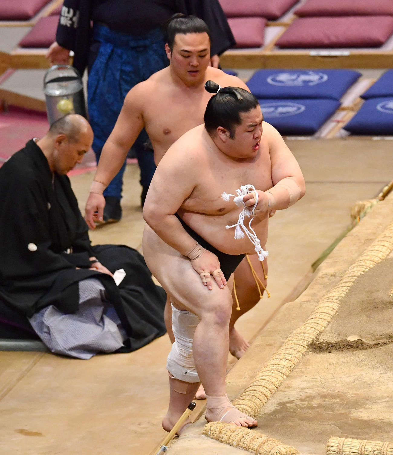 大相撲九州場所13日目　押し出しで炎鵬（奥）を破り、三段目優勝を決めた藤闘志（撮影・岩下翔太）