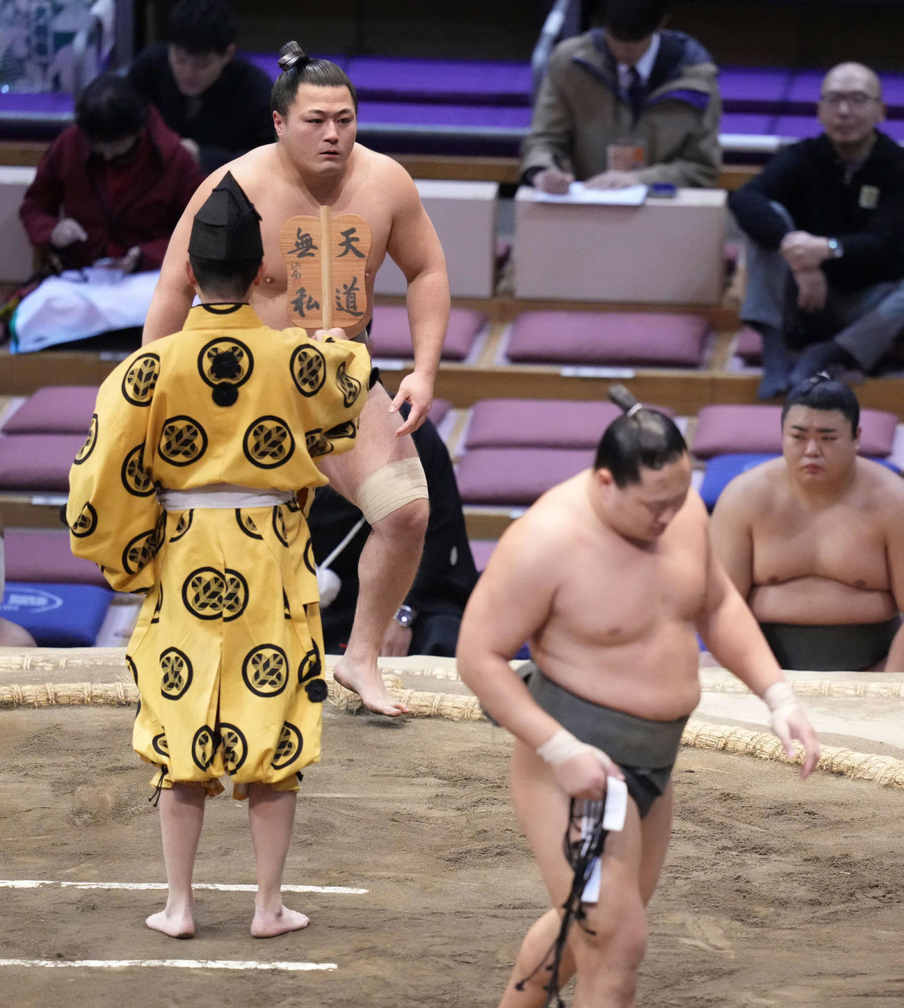 長内は北勝丸（右）を上手投げで破り幕下優勝を決める（撮影・小沢裕）