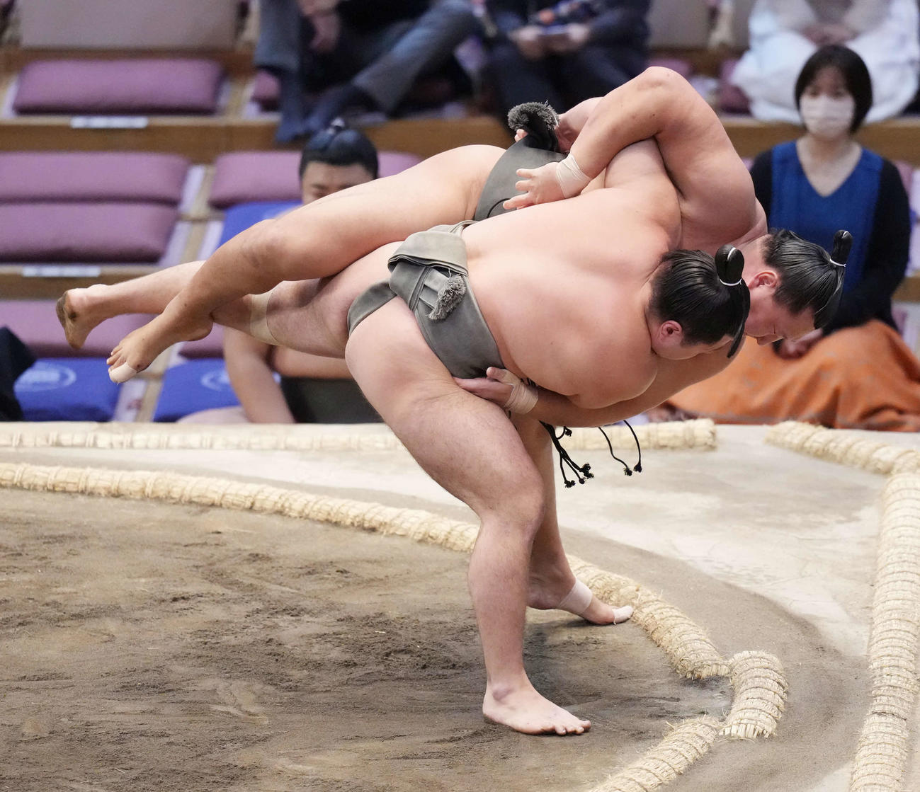 長内（手前）は北勝丸を上手投げで破り幕下優勝を決める（撮影・小沢裕）
