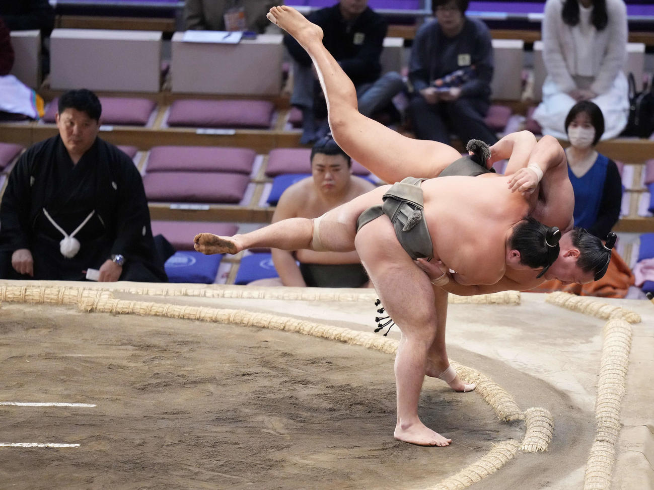 長内（手前）は北勝丸を上手投げで破り幕下優勝を決める。左端土俵下は審判を務める高砂親方（撮影・小沢裕）