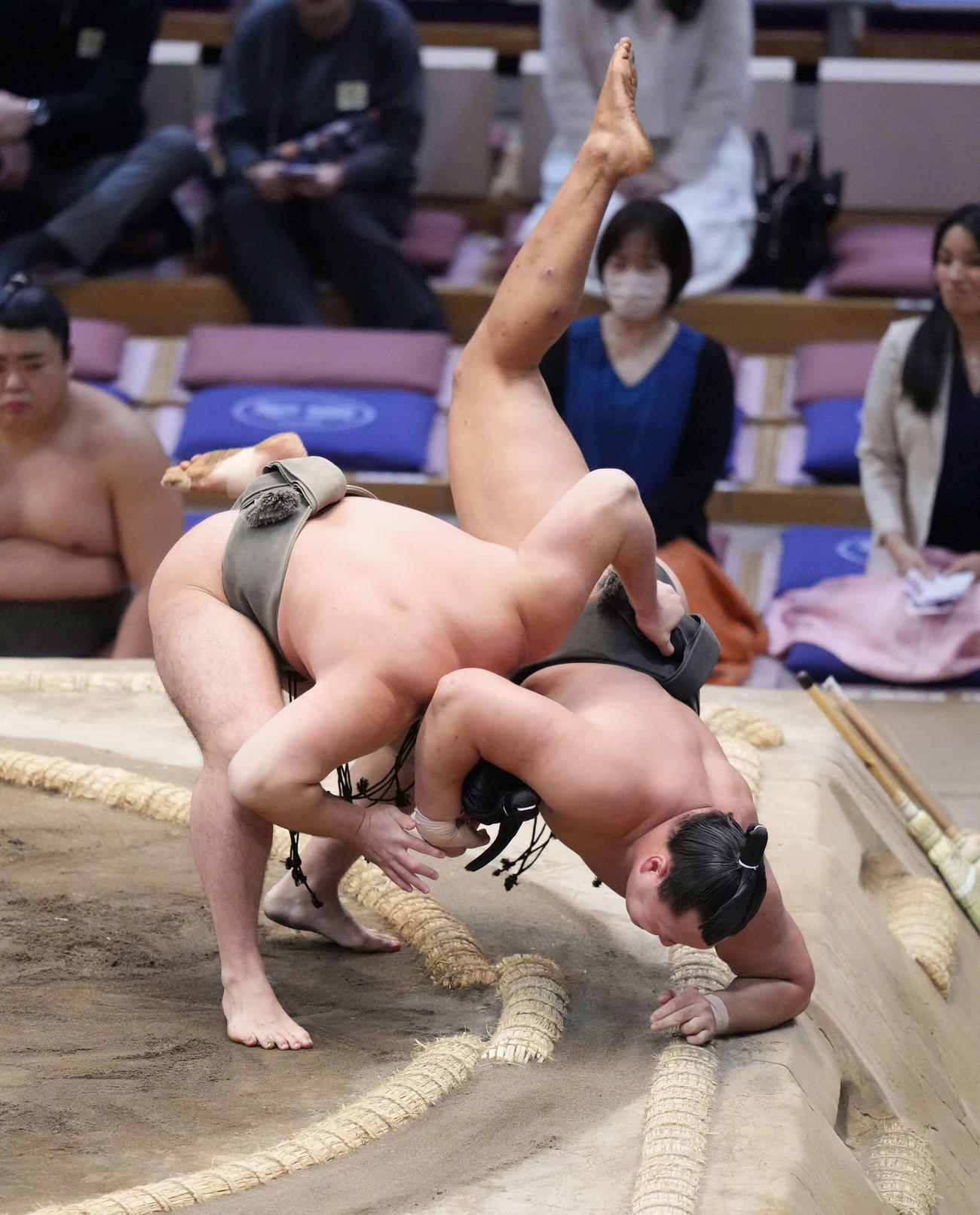 長内（手前）は北勝丸を上手投げで破り幕下優勝を決める（撮影・小沢裕）