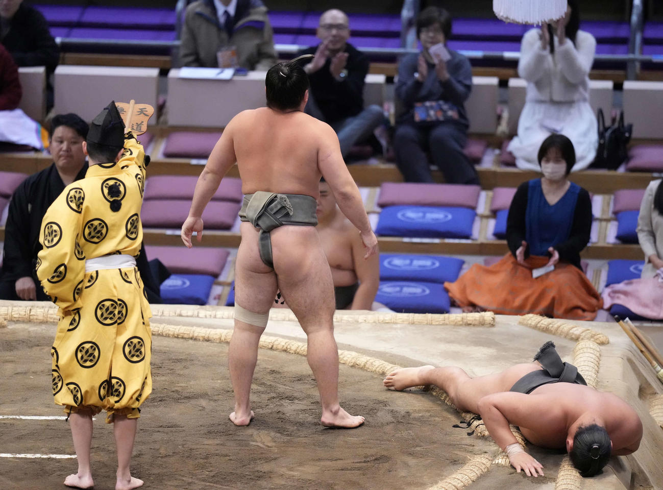 長内は北勝丸（右）を上手投げで破り幕下優勝を決める。左端は土俵下で審判を務める高砂親方（撮影・小沢裕）