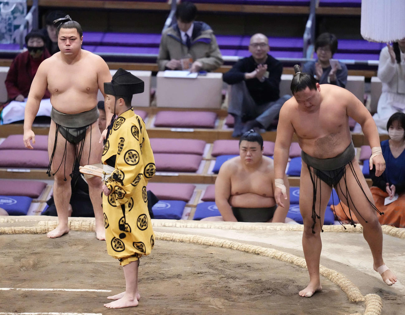 北勝丸（右）を上手投げで破り幕下優勝を決めた長内は気合いの入った表情を見せる（撮影・小沢裕）