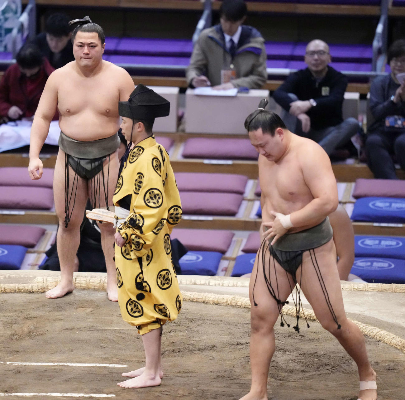 北勝丸（右）を上手投げで破り幕下優勝を決めた長内は唇をかみしめる（撮影・小沢裕）