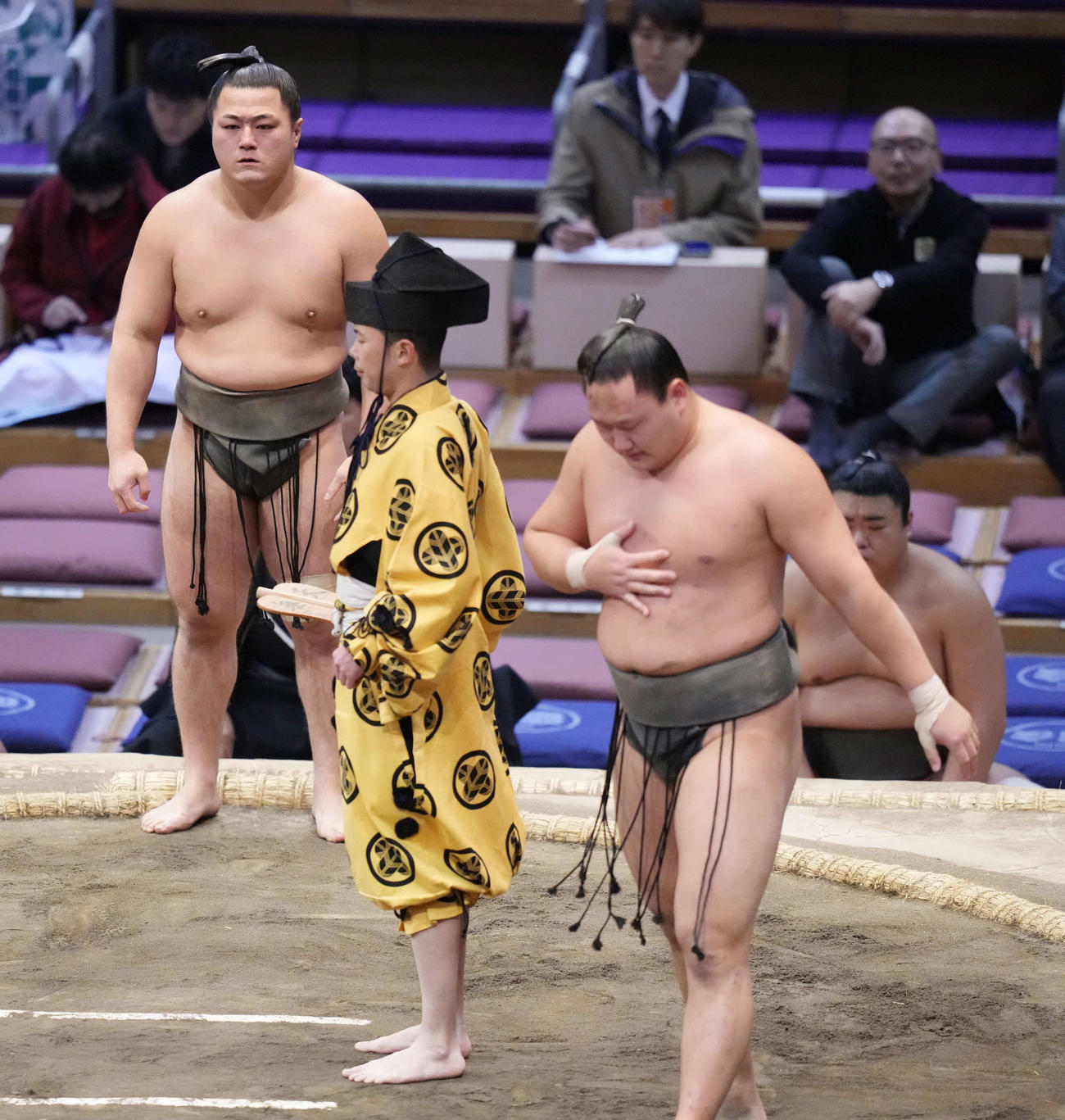 長内は北勝丸（右）を上手投げで破り幕下優勝を決める（撮影・小沢裕）