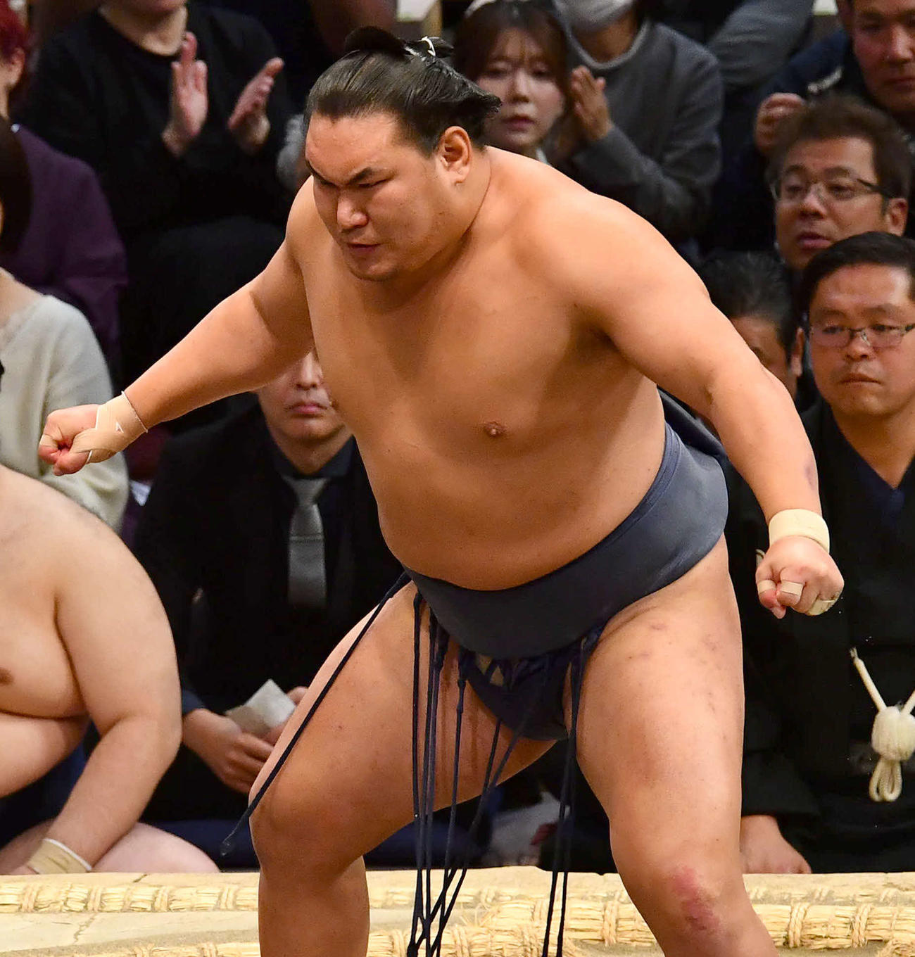 大相撲九州場所13日目　大の里との取組前に気合いを入れる豊昇龍（撮影・岩下翔太）