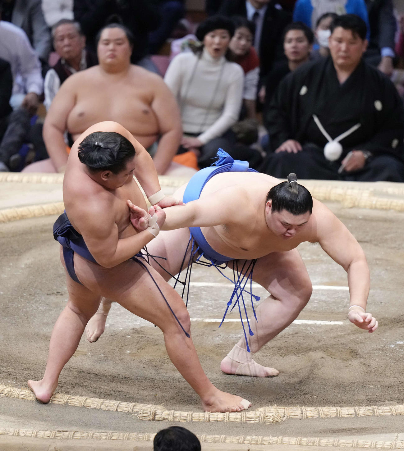 豊昇龍は大の里（右）をとったりで破る。後方奥は土俵下控えの琴桜（撮影・小沢裕）