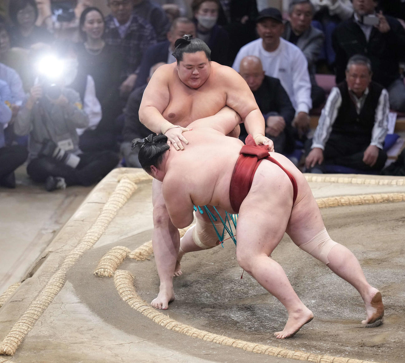 琴桜は隆の勝（手前）を上手投げで破る（撮影・小沢裕）