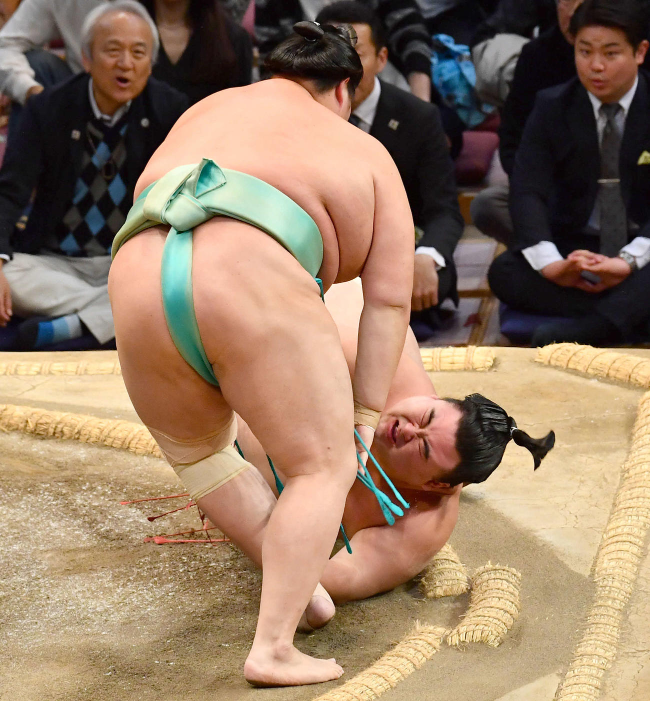 大相撲九州場所13日目　上手投げで琴桜（左）に敗れた隆の勝（撮影・岩下翔太）
