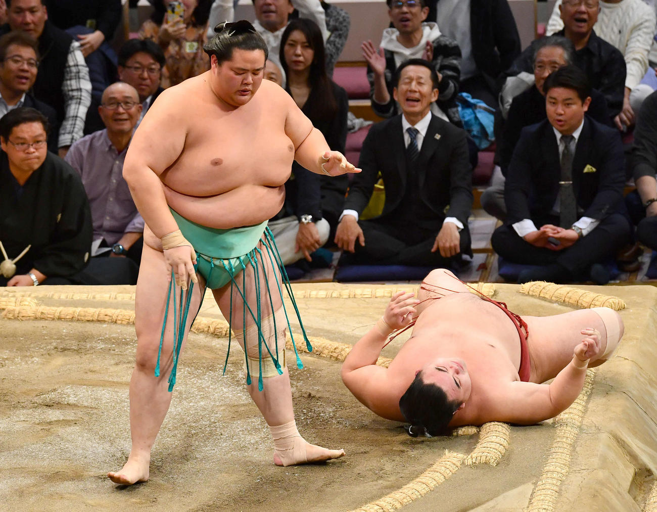 大相撲九州場所13日目　琴桜（左）は隆の勝を上手投げで破る（撮影・岩下翔太）