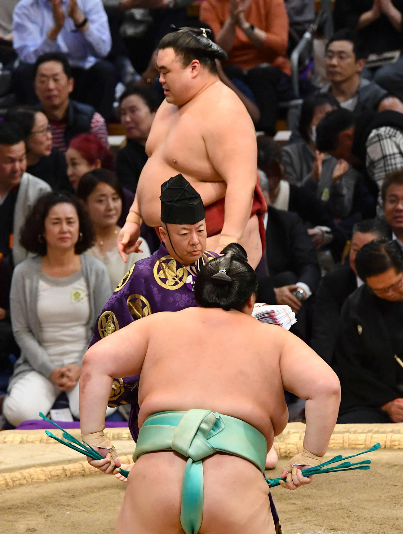 大相撲九州場所13日目　上手投げで琴桜（手前）に敗れ、悔しそうな表情で土俵を下りる隆の勝（撮影・岩下翔太）