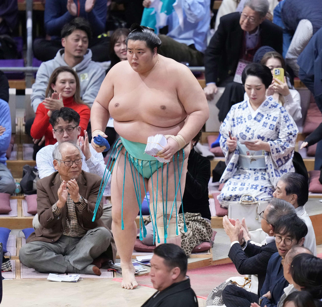 1敗を死守し花道を引き揚げる琴桜（撮影・小沢裕）